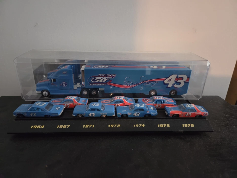 Richard Petty 7x Cup Champion 1:64 7 Car & Hauler Set 50 Aniversario Foto 1 de 4