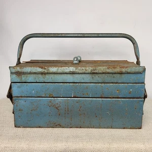 Vintage Metal Lockable Cantilever Tool Box 42cm L, 20cm W, 21cm H Surface Rust - Picture 1 of 19