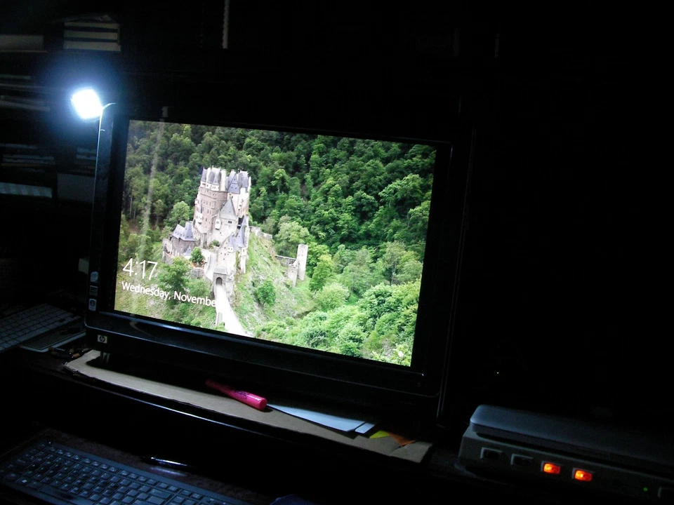 RARE HP TouchSmart IQ816 26" All-in-One PC Core 2 Duo 4GB 686GB WINDOWS 10 - Image 1 of 4