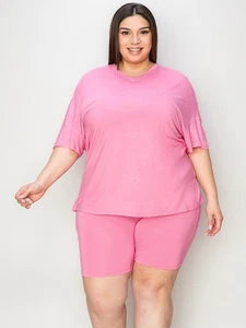 Conjunto básico de camiseta y pantalón corto rosa talla completa Bae cuello en V hombro caído - Imagen 1 de 4