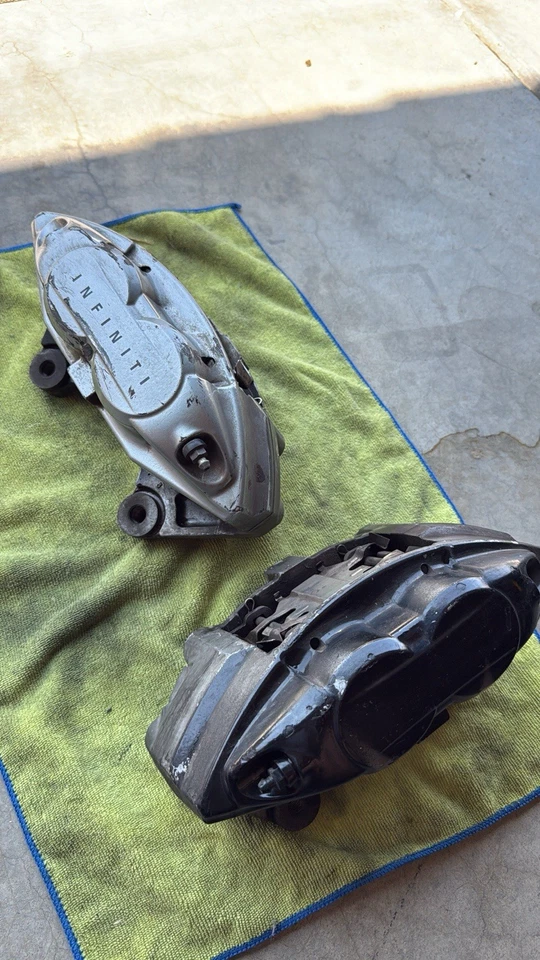 Pinzas delanteras Infiniti/Nissan 370Z Q50 M37 G37 Q60 Q70 Akebono 2007-2023  Foto 1 de 2