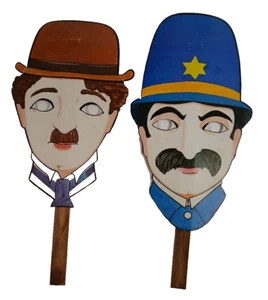 Máscaras de cartón en palos Charlie Chaplin y policía/Bobby de colección - Imagen 1 de 12