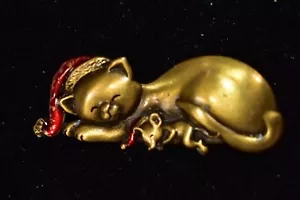 JJ BRONZEFARBENE BROSCHE EINER SCHLAFENDEN KATZE MIT EINER MAUS MIT ROTER NIKOLAUSMÜTZE - Bild 1 von 4