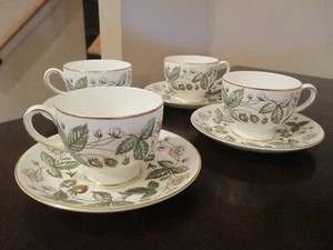 Wedgwood Strawberry Hill Footed Cups & Saucers (set of 4) Some gold paint wear - Picture 1 of 11