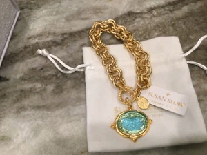 Susan Shaw Venetian Etched Aqua Glass Bee Intaglio on Textured Chain Bracelet . - Picture 1 of 4