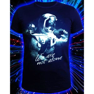 Herren T-Shirt "We are not Alone" mit Muster unter UV Schwarzlicht leuchtet Neon - Bild 1 von 3