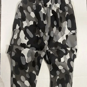 Nuevo Nike Ropa Deportiva Club Vellón Negro Gris Camuflado Corredores Para Hombre L FB9023-060 - Imagen 1 de 5