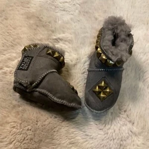 Tylie Malibu Baby Pyramide Nieten Booties grau Hakenverschluss - Bild 1 von 10
