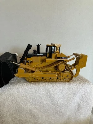 CAT D11R TRACK-TYPE TRACTOP 1:50 scale MIB - Image 1 of 3