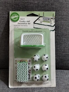 Nuevo Juego de Velas y Decoraciones de Fútbol Wilton de Colección 2811-8421 - Imagen 1 de 4