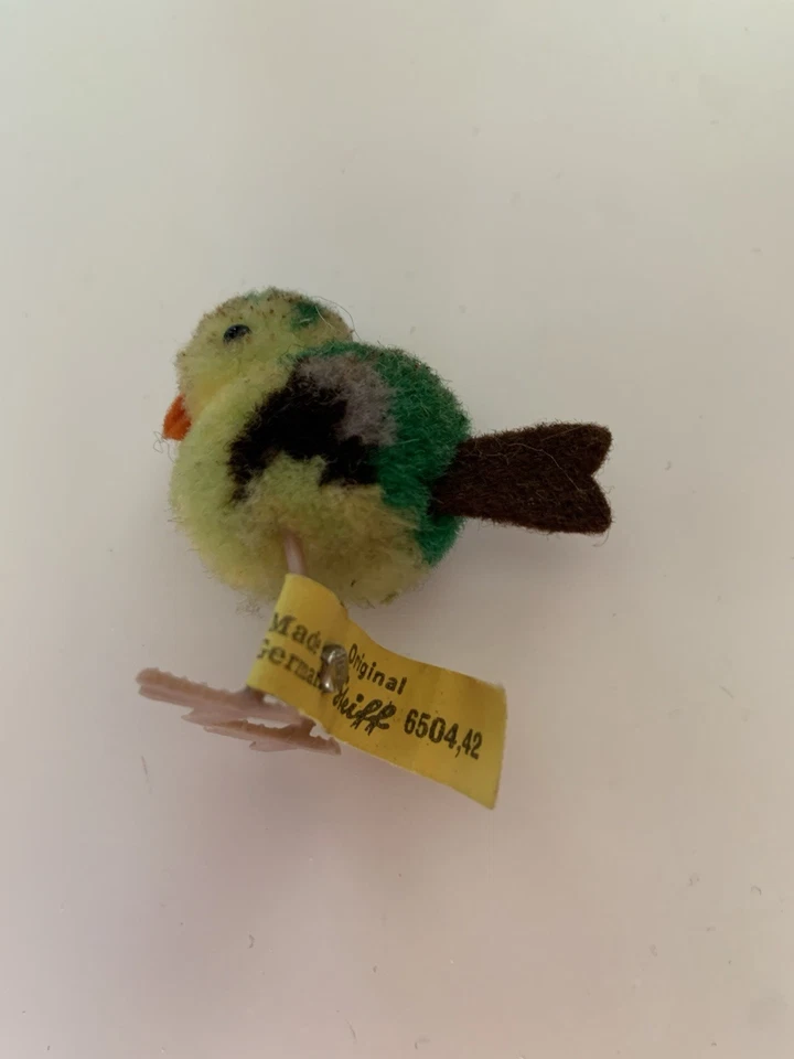 STEIFF Wollminiatur Vogel  | 6504,42 |  Fahne  | 4 cm  I. - Bild 1 von 1