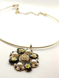 Goldfarbene Halskette mit floralem Anhänger, Perle und schwarzen Akzenten - Bild 1 von 3