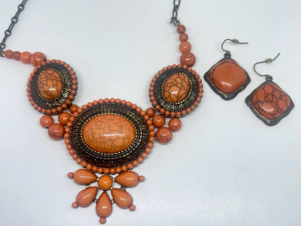 Conjunto de três brincos combinando medalhões ornamentados colar babador com miçangas laranja deserto - Imagem 1 de 4