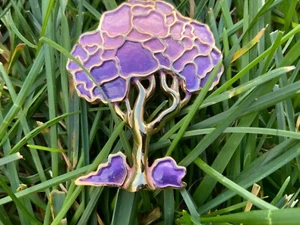 Eisenberg lila Emaille Brosche Baum Pin Je Ne Sais Quoi Vintage Leben Glauben Wächter - Bild 1 von 8
