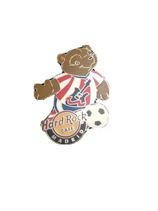 Nuevo en caja Prendedor Hard Rock Café Madrid 2011 Fútbol Oso Atlético de Madrid UNIFORME LE 150 - Imagen 1 de 4