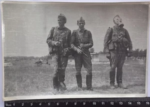 Cariñosos Hermosos Jóvenes Soldados En Máscara de Gas Atractiva Lindos Foto Antigua - Imagen 1 de 3