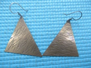Paar handgefertigte Ohrringe aus geätztem Messing - Dreiecksform NEU - NIE GETRAGEN - Bild 1 von 4