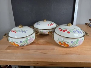 Sartenes de utensilios de cocina esmaltados vintage 3 tamaños con asas de latón con motivo de fruta crema - Imagen 1 de 14