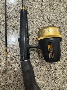Vintage Johnson Angelrolle Black Gold Uni-Spin Lite 715 Rod & Reel Combo - Bild 1 von 7