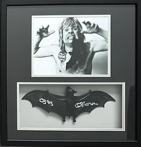 ¡BATE FIRMADO POR OZZY OSBOURNE! BATE DE JUGUETE AUTOGRAFIADO OZZY OSBOURNE ¡Prueba exacta con foto! - Imagen 1 de 5