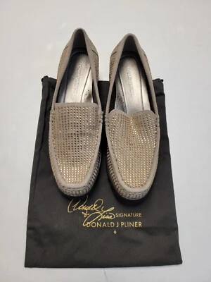 Nuevo mocasín para mujer DONALD PLINER de gamuza topo sin cordones con cuentas 8,5 RIO $198  Foto 1 de 4