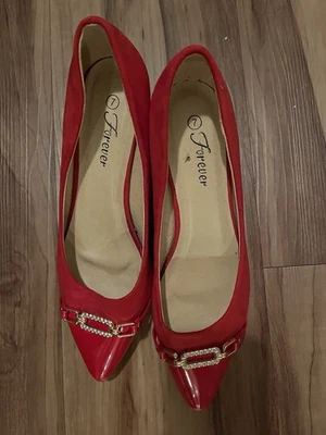 Nuevos zapatos de tacón de gatito de gamuza roja y charol Foto 1 de 2