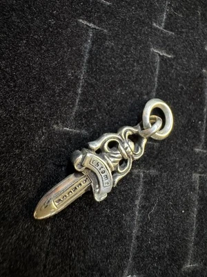 Colgante Daga Corazones Cromados #5 Plata .925, 5.22g, 3.9cm Altura, 1.1cm Ancho Foto 1 de 2