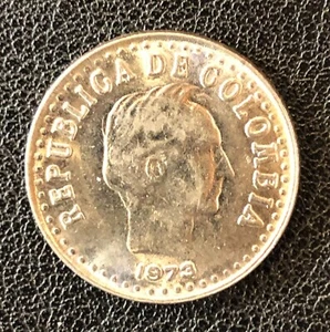 Mint Error Re-Punched Date 1973/1 Columbia 20 Centavos World Coin - Picture 1 of 2