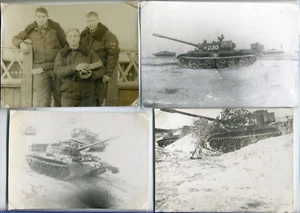Seltsame Vintage 4 Foto UdSSR Panzer T 55 Uniform Helm Militär Panzermann Geschütz Kanone - Bild 1 von 3