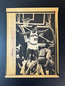 1982 Spurs Artis Gilmore Vs Suns Alvin Adams Type 3 8x11 Original Photo - Picture 1 of 3