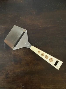 Travco Cheese Slicer Planer Almond Cream Embossed Flower Handle MCM Vintage - Picture 1 of 9