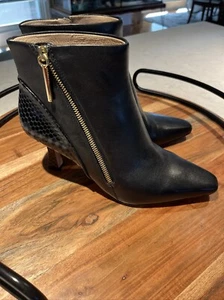 Louise Et Cie Black Ankle Booties Pointed Toe Textured and Leather Sz 8.5 New - Picture 1 of 11