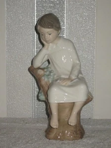 Lladro Denker Junge sitzend Figur 4876 Baumstumpf Buch Porzellan Rentner 1993 - Bild 1 von 5