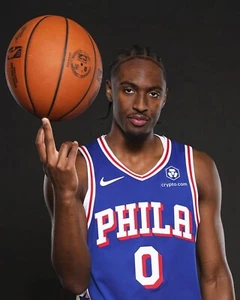 Tyrese Maxey 2024 Studio Pose Philadelphia 76ers 8x10 NBA Basketball Foto - Bild 1 von 1