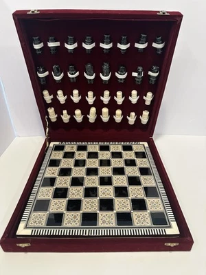 Juego de ajedrez egipcio piezas de hueso sintético con tablero de madreperla 13”x”13 vintage Foto 1 de 4