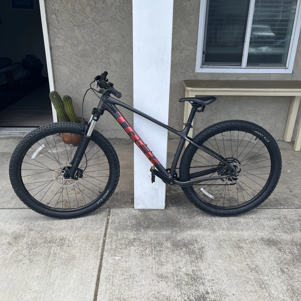 Trek Marlin 5 Gen 3 Mountain Bike Black and Red Size Medium Great Condition - Image 1 of 4