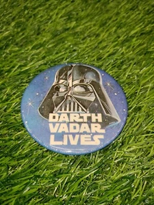 Vintage 1977 Star Wars DARTH VADER LIVES Pin Button Badge RARE Original Pinback - Picture 1 of 2