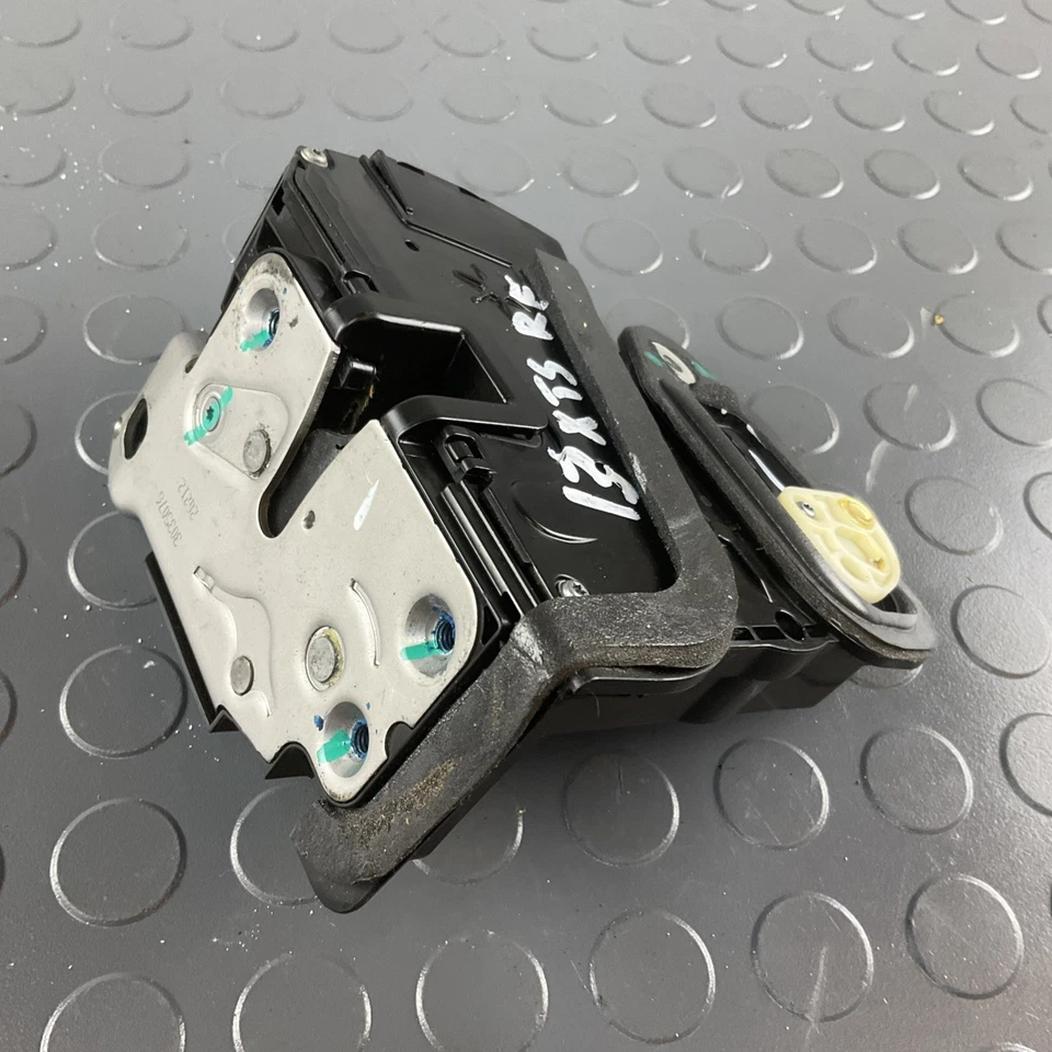 Cadillac XTS 2013-2017 actuador de cierre de puerta delantera derecha derecha OEM Foto 1 de 4