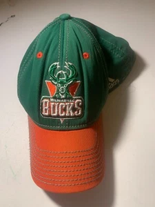 Milwaukee Bucks Hat Flex Fit L/XL Green Red Pre-Owned HT17+139 - Picture 1 of 2