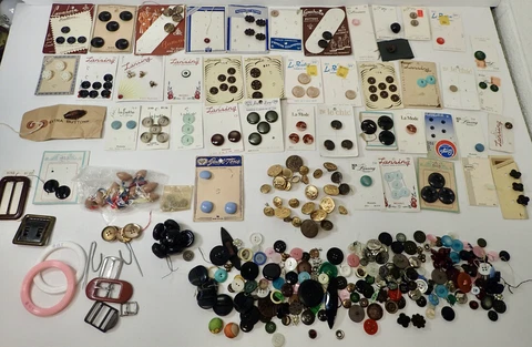 Large Estate Lot of Antique & Vintage BUTTONS Bakelite Metal Fabric Military etc Cover