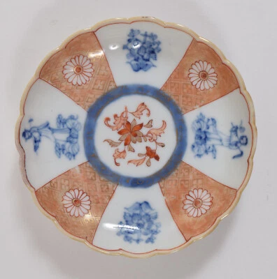 Plato antiguo japonés con forma de pétalo de porcelana período Edo Foto 1 de 4