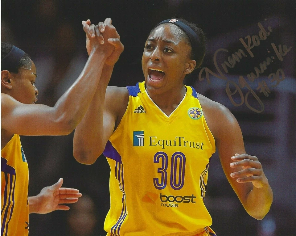 NNEKA OGWUMIKE 签名 8 x 10 照片 WNBA 篮球 洛杉矶 SPARKS 免运费 — 第 1/1 张图片