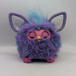 Peluche Furby viola tie dye giocattolo interattivo 2023 orecchie incandescenti parla FUNZIONA - Foto 1 di 11