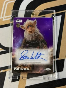 2025 Topps Chrome Star Wars Auto Viola / 199 Gommone Driver Sam Witwer #A-SWIT - Foto 1 di 2
