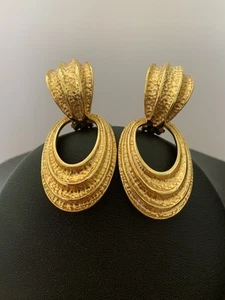 Vintage gold tone door knocker clip-on earrings marked AVON 1990's - Picture 1 of 4