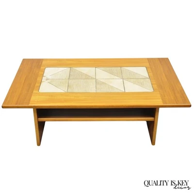 Mesa de centro vintage Gangso Mobler mediados de siglo danesa moderna con azulejos de teca Foto 1 de 4