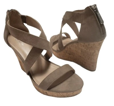 Sandalias de cuña Charles David $99 talla 9,5 M lógicas micro gamuza para mujer color topo desnudo Foto 1 de 4