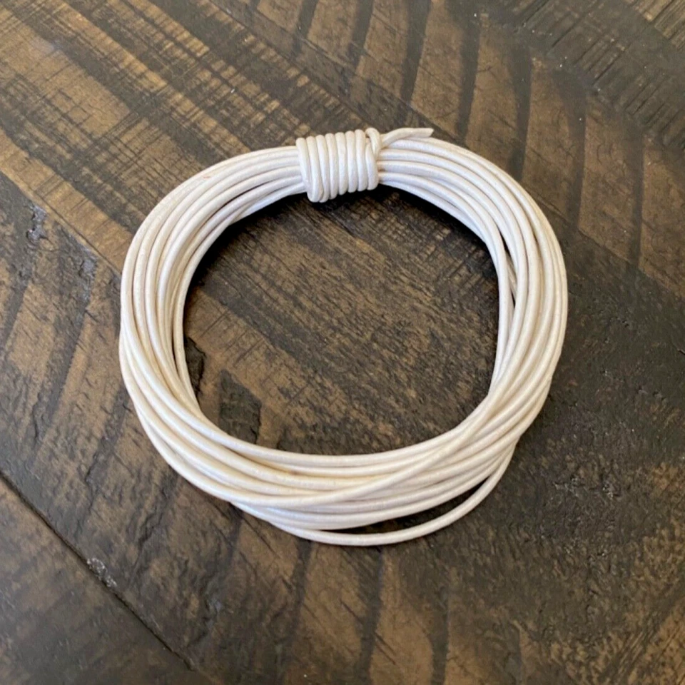 Кожаный шнур США 1,5 мм круглый металлический жемчужный белый индийский кожаный шнур - Изображение 1 из 1
