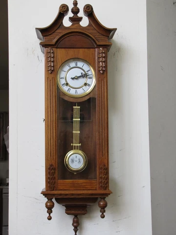 Beautiful Antique Style Honey Oak Case 30 days Clock. Keep Good Time Cover
