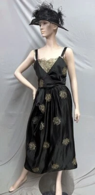 #23-102, 1916 Vestido de noche eduardiano de seda y oro metálico de encaje y bordado Foto 1 de 4